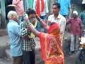 Video: दारूच्या दुकानात जाणा-यांच्या गळ्यात पुष्पमाळा - Marathi News | Video: Wreath in the neck of those who go to the liquor shop-1 | Latest maharashtra Videos at Lokmat.com