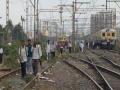 ओव्हरहेड वायर तुटल्यानं हार्बर रेल्वे विस्कळीत - Marathi News | Harbor Rail disrupted overloading the overhead wire | Latest mumbai News at Lokmat.com