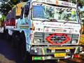 साखरेचे ट्रक अडवून काचा फोडल्या - Marathi News | The truck was smashed with a glass truck | Latest kolhapur News at Lokmat.com
