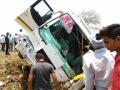 खासगी बस उलटली, चार ठार - Marathi News | The private bus took off, four killed | Latest nagpur News at Lokmat.com