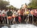 शेतकऱ्यांचा संप : शिवसेना, किसानसेनेने रस्त्यावर ओतले दुध - Marathi News | The property of the farmers: Shiv Sena, the farmer poured milk on the road | Latest buldhana News at Lokmat.com