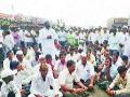 संतप्त शेतकऱ्यांचा रास्ता रोको - Marathi News | Stop the way to angry farmers | Latest nashik News at Lokmat.com