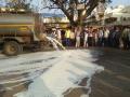 VIDEO - शेतकरी संपाचे पडसाद - दूध ओतले, ट्रक फोडले - Marathi News | VIDEO - Farmer's collapse - poured milk, broke the truck-1 | Latest maharashtra Videos at Lokmat.com
