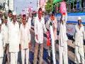 दूध ओतून संपास पाठिंबा - Marathi News | Support the pouring of milk | Latest pune News at Lokmat.com