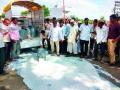 जिल्ह्यात टॅँकर, गाड्या अडवून दूध ओतले - Marathi News | In the district, tankers, trains, and drinks poured milk | Latest sangli News at Lokmat.com