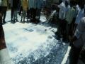 शेतकरी संप : 3 हजार लीटर दूध ओतलं रस्त्यावर - Marathi News | Farmer's property: On the street poured 3 thousand liters of milk | Latest maharashtra News at Lokmat.com