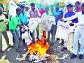 ‘पोलीसमित्र’ यांनी जाळले टी-शर्टस - Marathi News | T-shirts burnt by 'Polysmith' | Latest nashik News at Lokmat.com