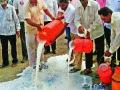 दूध ओतणाऱ्यांविरोधात पोलिसांत गुन्हा दाखल - Marathi News | The police filed a complaint against the milk peddlers | Latest nashik News at Lokmat.com