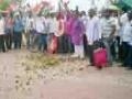 शेतकरी कर्जमुक्तीसाठी चिमुरात काँग्रेसची एसडीओ कार्यालयावर धडक - Marathi News | Farmers hit the SDO office in Chimuroots for relief | Latest chandrapur News at Lokmat.com