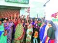 दारू दुकानावर रणरागिणींचा हल्लाबोल - Marathi News | Ranaragani attacks on liquor shops | Latest maharashtra News at Lokmat.com