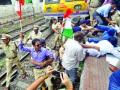 घाटकोपर येथे रेल रोको - Marathi News | Stop the train at Ghatkopar | Latest maharashtra News at Lokmat.com