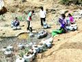 माळघरला भीषण पाणीटंचाई - Marathi News | Desert Water Terrain | Latest maharashtra News at Lokmat.com