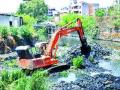 नाल्यात जेसीबी उतरवून सफाई सुरू - Marathi News | Cleaning the JCB in the Nallah and start cleaning | Latest maharashtra News at Lokmat.com