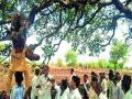 शेतक-यांनी केले ‘उलटे टांगो’ आंदोलन! - Marathi News | Farmers raised 'Inverted Hang' movement! | Latest buldhana News at Lokmat.com