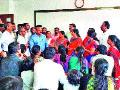 पालकांचे शाळेसमोर ठिय्या आंदोलन - Marathi News | Trap movement in front of parents' school | Latest nashik News at Lokmat.com
