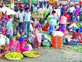 बाजार पुन्हा गजबजला - Marathi News | Market resounds again | Latest nashik News at Lokmat.com