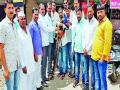 दोन घोट पाण्यासाठी मोर रस्त्यावर - Marathi News | Peacock on the road for two hours | Latest pune News at Lokmat.com
