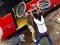 नवी मुंबईत रिक्षाचालकांची गुंडगिरी - Marathi News | Rickshaw pullers in Navi Mumbai | Latest maharashtra News at Lokmat.com