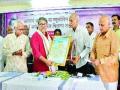 राजू नायक यांना आचार्य अत्रे पत्रकार पुरस्कार प्रदान - Marathi News | Acharya Atre Awarded the journalist award to Raju Nayak | Latest maharashtra News at Lokmat.com