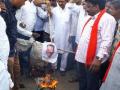 सिल्लोड शहरात अब्दुल सत्तार यांचा पुतळा जाळला - Marathi News | The statue of Abdul Sattar was burned in the Sillod city | Latest maharashtra News at Lokmat.com