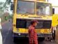 राख वाहतूक करणारा ट्रक प्रवाशांनी अडविला - Marathi News | Ash transporters blocked the truck | Latest gondia News at Lokmat.com
