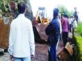आंबेनळी घाटात दरड कोसळल्याने तीन तास वाहतूक ठप्प! - Marathi News | Three hours of traffic jam due to the collapse of the terrain! | Latest raigad News at Lokmat.com
