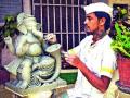 ‘त्या’ हातांनी मूर्तीला आकार - Marathi News | The shape of the idol by 'those' hands | Latest nashik News at Lokmat.com