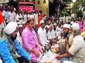 वारकरी व मुस्लिम बांधवांचा एकतेचा संदेश - Marathi News | The message of unity of Warkari and Muslim brothers | Latest pune News at Lokmat.com