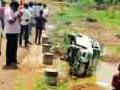 भाजपा जिल्हाध्यक्षांचे वाहन पुलात कोसळले - Marathi News | BJP District President's vehicle collapsed in the bridge | Latest yavatmal News at Lokmat.com