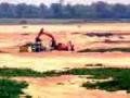 चारगाव रेतीघाटावर मशीनने रेतीचे खनन - Marathi News | Sand mining machine on Chargaon sandgate | Latest bhandara News at Lokmat.com