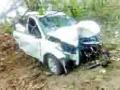 भरधाव कार झाडाला धडकली - Marathi News | The fierce car hit the tree | Latest vardha News at Lokmat.com