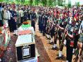 शहीद जवान सावन माने यांना अखेरचा निरोप - Marathi News | Last reply to Shaheed Jawan Savan Mane | Latest maharashtra News at Lokmat.com
