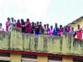 भायखळा कारागृहात कैद्यांची तोडफोड - Marathi News | Breach of Prisoners in Byculla Prison | Latest maharashtra News at Lokmat.com