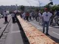 १,९३० मीटर लांबीचा पिझ्झा, अमेरिकेत विक्रम - Marathi News | 1, 9 30 meter long Pizza, in America, Vikram | Latest international News at Lokmat.com