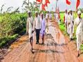 वारकऱ्यांना चिखल तुडवत काढावा लागतोय मार्ग - Marathi News | Warkaris are going to tread on the mud | Latest pune News at Lokmat.com
