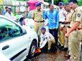 बेशिस्त पार्किंगला पोलिसांचे ‘जॅमर’ - Marathi News | Police's 'Jammer' on unguarded parking | Latest nashik News at Lokmat.com