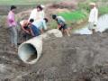 पाईप टाकून शेतकऱ्यांनीच केली रस्त्याची दुरूस्ती - Marathi News | The road was repaired by the farmers by putting a pipe | Latest vardha News at Lokmat.com