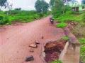 नायगाव-पिंपळगाव निपाणी रस्ता खचला - Marathi News | Naigaon-Pimpalgaon road collapses | Latest nashik News at Lokmat.com