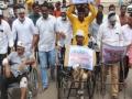 मिरजेत रस्त्यासाठी व्हीलचेअरवरून मोर्चा - Marathi News | Front from a wheelchair for Mirage Road | Latest maharashtra News at Lokmat.com