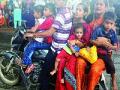 दुचाकीस्वारांकडून वाहतूक नियम धाब्यावर - Marathi News | Traffic rules from two-wheelers on Dham | Latest maharashtra News at Lokmat.com