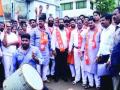 शिवसेनेचे ढोल बजाओ आंदोलन - Marathi News | Shivsena's Dhol Bajao movement | Latest maharashtra News at Lokmat.com