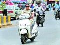 हेल्मेट जनतेला... ‘खाकी’ मिरवायला - Marathi News | Helmet masses ... 'Khaki' Mirwaal | Latest maharashtra News at Lokmat.com