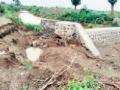 बंधाऱ्याच्या निकृष्ठ बांधकामामुळे पाणी गेले वाहून - Marathi News | Due to the construction of the dam, the water is drained | Latest vardha News at Lokmat.com