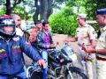 पोलिसांची हेल्मेटसाठी ‘गांधीगिरी’ - Marathi News | 'Gandhigiri' for police helmet | Latest kolhapur News at Lokmat.com