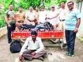 दारुसह ५५ हजारांचा ऐवज पोलिसांकडून जप्त - Marathi News | Police seized 55,000 people with ammunition | Latest buldhana News at Lokmat.com