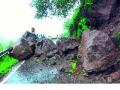 केळघर घाटात दरड कोसळली - Marathi News | The drift in Kelghar Ghat collapsed | Latest satara News at Lokmat.com