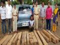 चोपडय़ाजवळ सागवान लाकडासह दोघांना पकडले - Marathi News | Near the Chopda caught both the wood with wooden wood | Latest jalgaon News at Lokmat.com