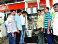 सांगली, माधवनगरला पेट्रोल पंपांवर छापे - Marathi News | Raids in Sangli, Petrol Pumps in Madhav Nagar | Latest sangli News at Lokmat.com