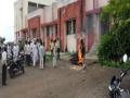 तहसील कार्यालयात मृतदेहावर केले अंत्यसंस्कार - Marathi News | The funeral done by the dead in the Tehsil office | Latest parabhani News at Lokmat.com