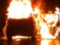 वाकड रस्त्यावर बर्निंग कारचा थरार .... - Marathi News | Burning car thump on the Wakad road .... | Latest pimpri-chinchwad News at Lokmat.com